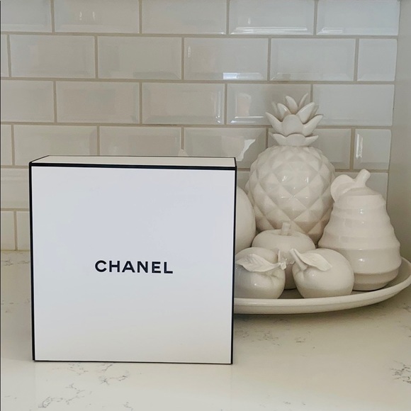 CHANEL Medium Size Square Gift Box - Picture 2 of 6